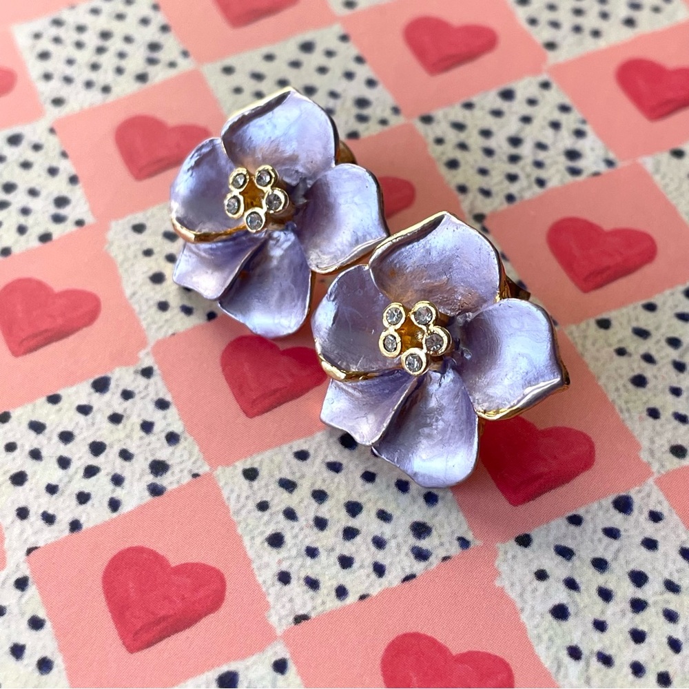 Cute vintage enamel on goldtone flower earrings purple